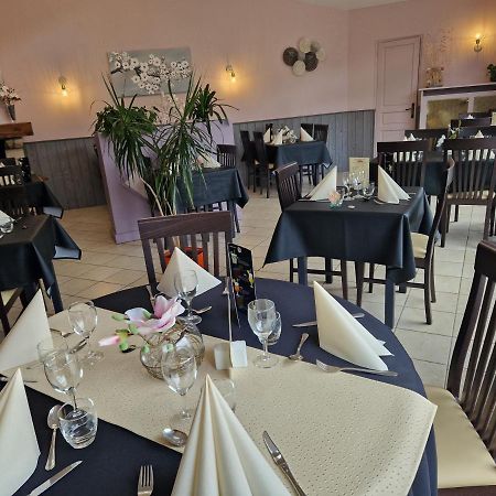 Le Gue De Genes Hotel Ambrieres Les Vallees Luaran gambar