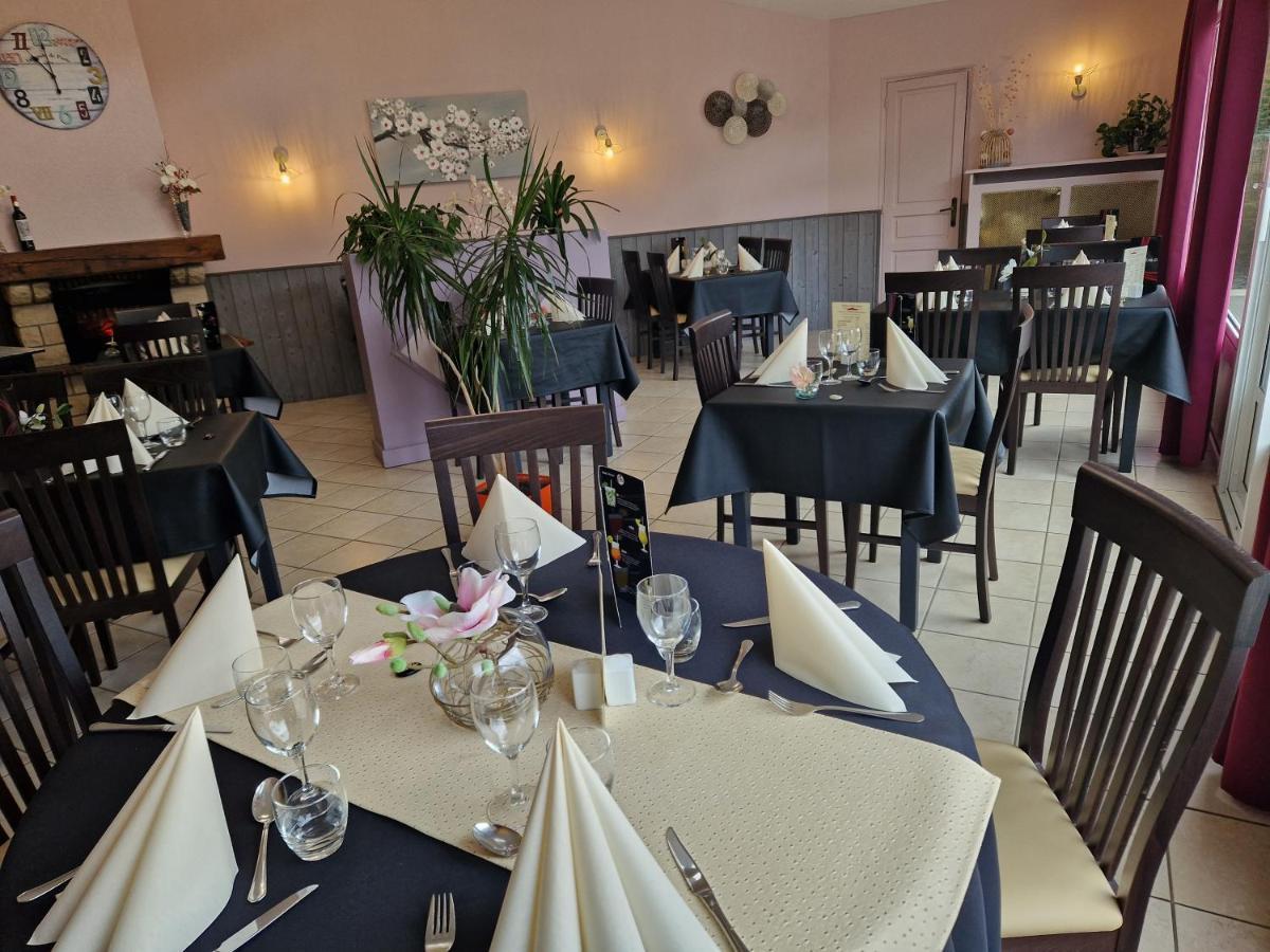 Le Gue De Genes Hotel Ambrieres Les Vallees Luaran gambar